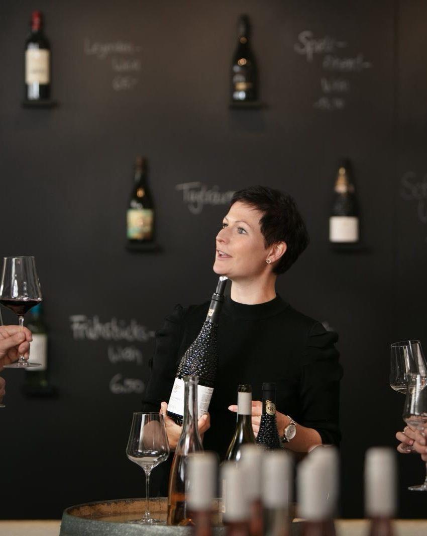 Marleen bei der Weinprobe