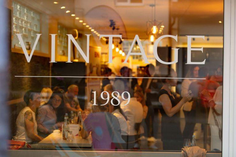 Fenster der Vinothek Vintage 1989