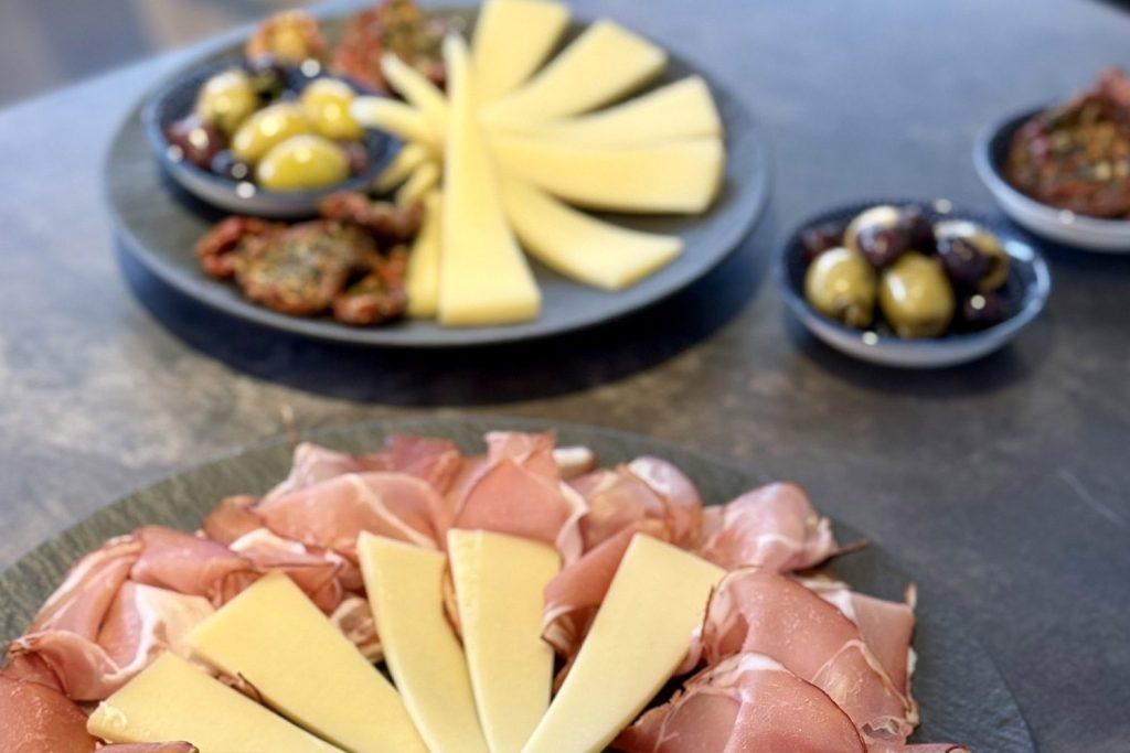 Snackplatte als Begleitung zur Weinprobe in Friedrichshafen in der Vinothek Vintage 1989