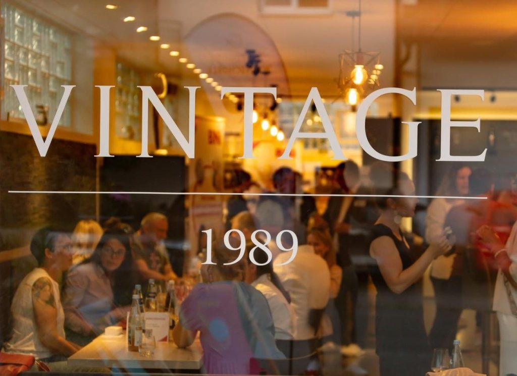 Vinothek Vintage 1989, Blick durchs Fenster während einer Weinprobe